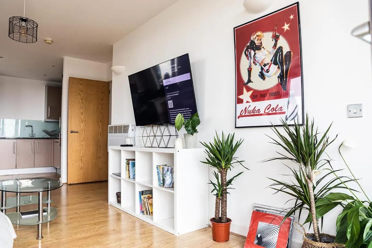 City Apartment - Shadwell - Wrap Around Balcony W Scenic View London