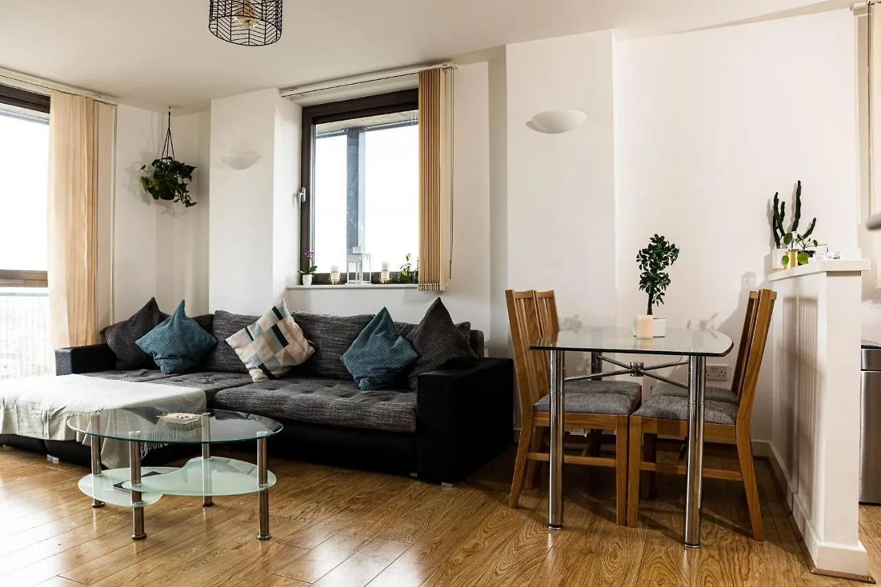 City Apartment - Shadwell - Wrap Around Balcony W Scenic View London