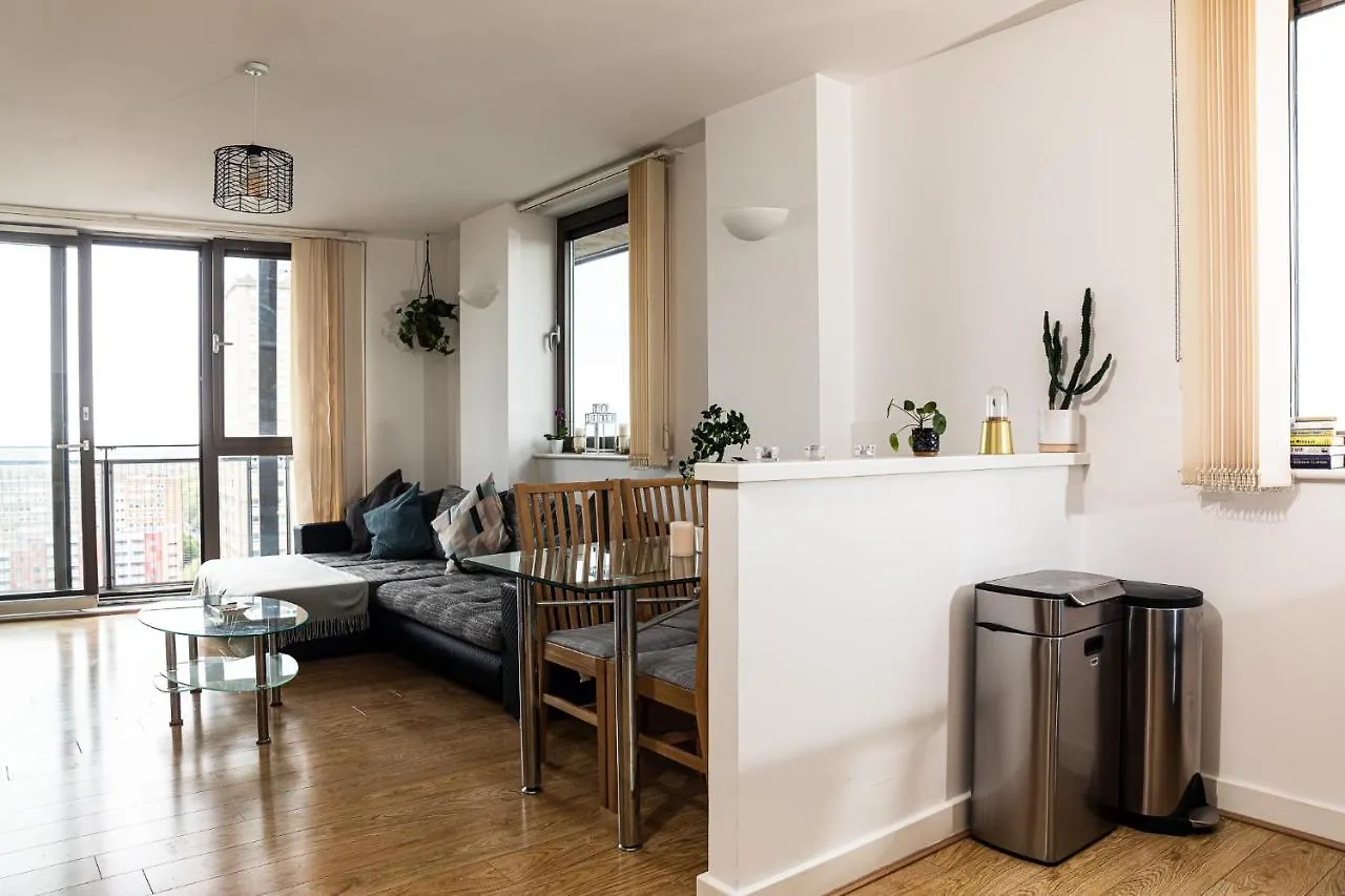City Apartment - Shadwell - Wrap Around Balcony W Scenic View London 0*,  United Kingdom