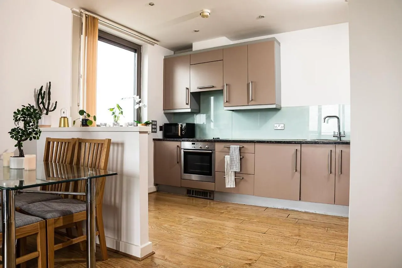 City Apartment - Shadwell - Wrap Around Balcony W Scenic View London